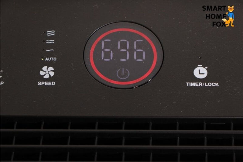 Das Display vom Medion MD 10378 leuchtet Rot und die Anzeige zeigt einen Partikelgehalt von 696 an.